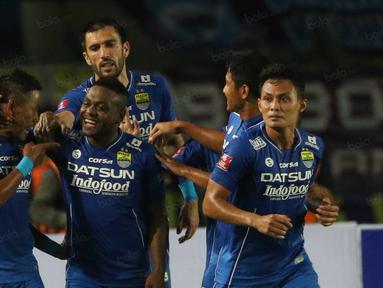 Pemain Persib Bandung, David Laly merayakan golnya ke gawang Bali United pada laga Torabika Soccer Championship 2016 di Stadion Si Jalak Harupat, Soreang, Bandung, Sabtu (14/5/2016). (Bola.com/Nicklas Hanoatubun)