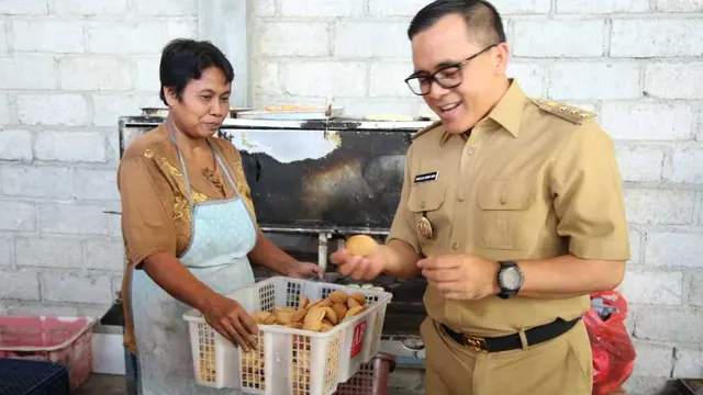 Rayakan Lebaran, Bupati Azwar Anas Ajak Masyarakat Belanja Kue dari UMKM