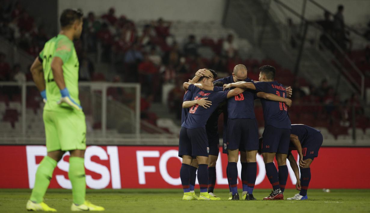 Para pemain Thailand merayakan gol yang dicetak Supachok Sarachat ke gawang Timnas Indonesia pada laga Kualifikasi Piala Dunia 2022 di SUGBK, Jakarta, Selasa (10/9). Indonesia kalah 0-3 dari Thailand. (AFP/Vitalis Yogi Trisna)