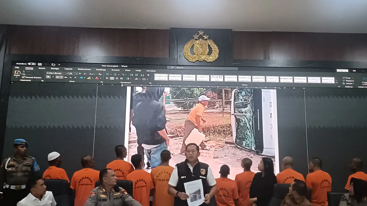 Konferensi pers penangkapan pelaku demonstrasi anarkis di PT Seraya Sumber Lestari Kabupaten Siak.