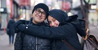Tidak sedikit artis yang memutuskan mundur dari dunia entertainmen. Salah satunya adalah Avi Basalamah, istri dari presenter dan pemeran Ramzi. Avi lebih fokus sebagai istri dan ibu dari seorang anak. [Instagram/abiramzi76]