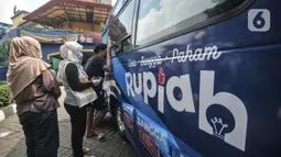 Warga menukarkan uang pecahan kecil di mobil Kas Keliling BI, Pasar Rawa Bening, Jakarta Timur, Senin (18/4/2022). Untuk mencegah virus corona, BI meminta masyarakat mendaftar melalui aplikasi Pintar BI di https://pintar.bi.go.id sebelum ke mobil kas keliling BI. (merdeka.com/Iqbal S.Nugroho)