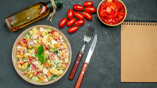 4 Inspirasi Menu Makan Siang Sehat yang Mudah Dibuat dan Penuh Gizi untuk Aktivitas Padat (Foto: Freepik/KamranAydinov)