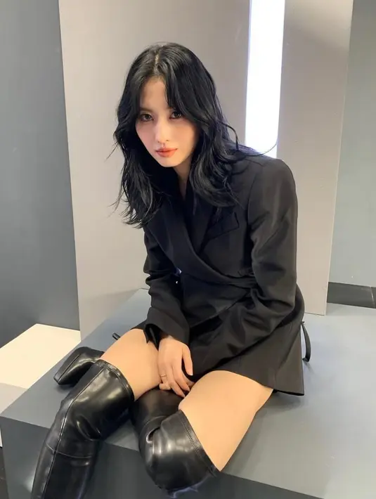 Jika wajah ingin terlihat tirus, kamu bisa mencoba wavy layered ala Momo Twice. Gaya satu ini membuat kamu terlihat dewasa dan seksi, namun tetap keren. [@momo]