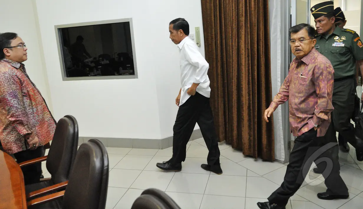 Presiden Jokowi dan Wapres Jusuf Kalla saat tiba di Kantor Presiden, Komplek Istana Kepresidenan untuk menggelar rapat terbatas (ratas) Jakarta, Rabu (11/3/2015). (Liputan6.com/Faizal Fanani)