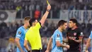 Pemain FC Midtjylland Juninho (kanan) menerima kartu kuning saat melawan Lazio pada pertandingan sepak bola Grup F Liga Europa di Stadion Olimpiade Roma, Italia, 27 Oktober 2022. Lazio menang 2-1 atas FC Midtjylland. (AP Photo/Alessandra Tarantino)