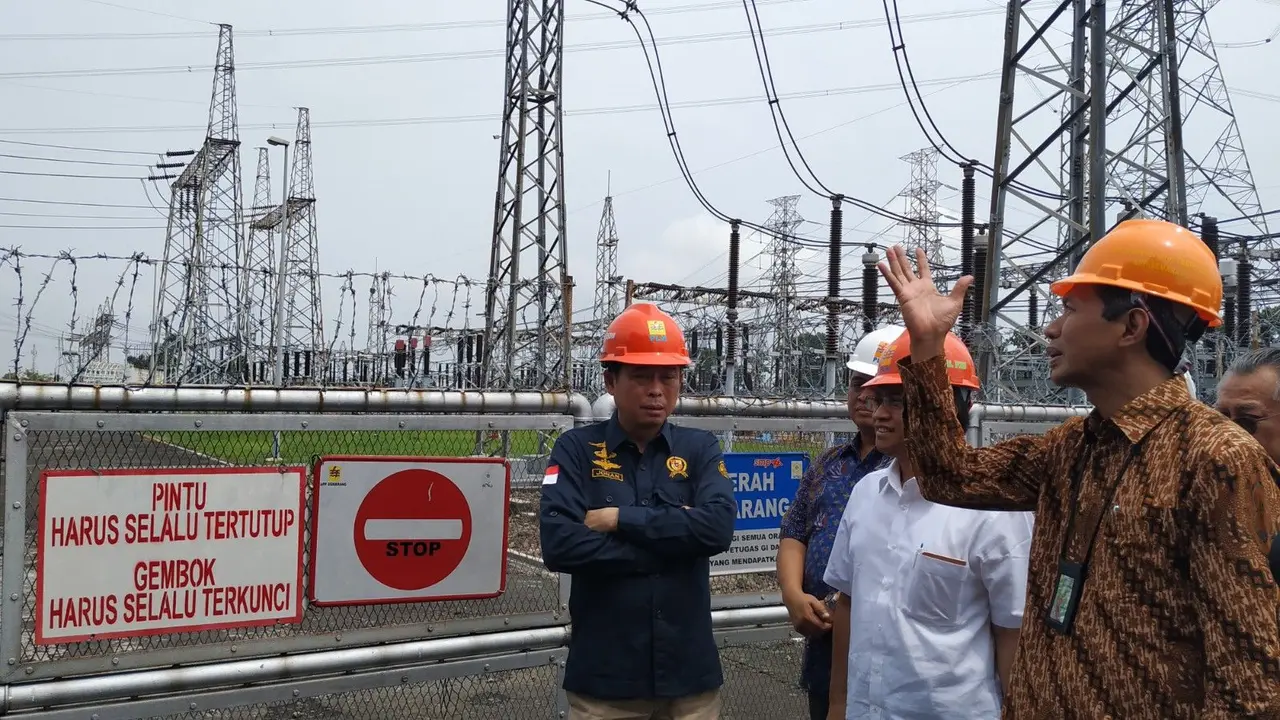 Menteri  Energi dan Sumber Daya Mineral (ESDM) Ignasius Jonan melakukan kunjungan kerja ke Area Pengatur Beban (APB) PT PLN (Persero) Jawa Tengah - Daerah Istimewa Yogyakarta (DIY), di Ungaran, Semarang, Kamis (13/12/2018).
