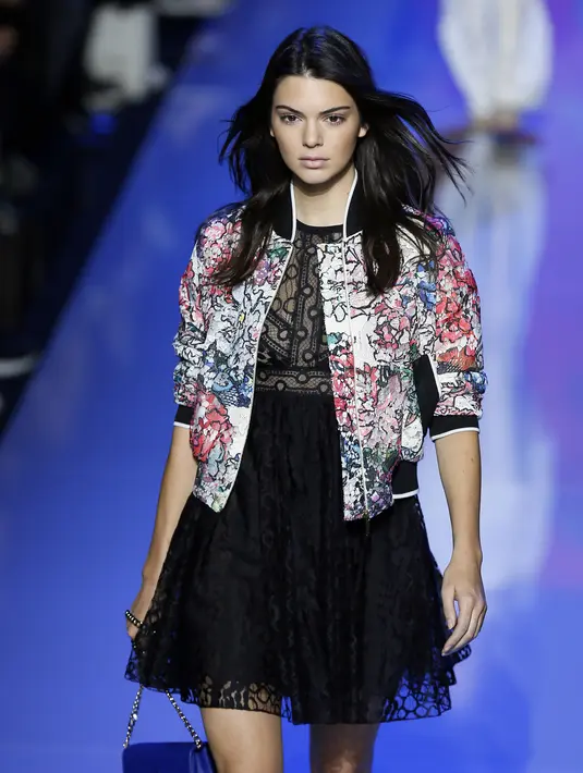 Selain menampilkan para Angels yang sudah beberapa kali tampil di fashion show Victoria's Secret, kali ini juga terdapat wajah baru namun tentunya sudah tenar di dunia mode, ia adalah Kendall Jenner. (Bintang/EPA)