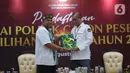 Ketua KPU RI Hasyim Asy'ari menerima berkas dari Sekretaris Jenderal Partai Bulan Bintang Afriansyah Noor di Gedung Komisi Pemilihan Umum (KPU) RI, Jakarta, Senin (1/8/2022). Pendaftaran calon partai politik (parpol) peserta Pemilu dimulai tanggal 1 hingga 14 Agustus 2022. Pada hari pertama partai yang mendaftar yakni PDIP, PKS, PKP, Partai Reformasi, Partai Nasdem, Partai Prima, Perindo, dan PBB. (Liputan6.com/Angga Yuniar)