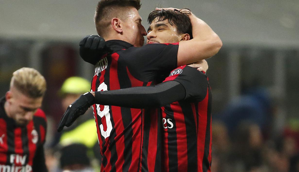 Piatek dan Paqueta saling berpelukan pada laga perempat final Coppa Italia yang berlangsung di stadion San Siro, Milan, Rabu (30/1). AC Milan menang 2-0 atas Napoli (AP Photo/Antonio Calanni)