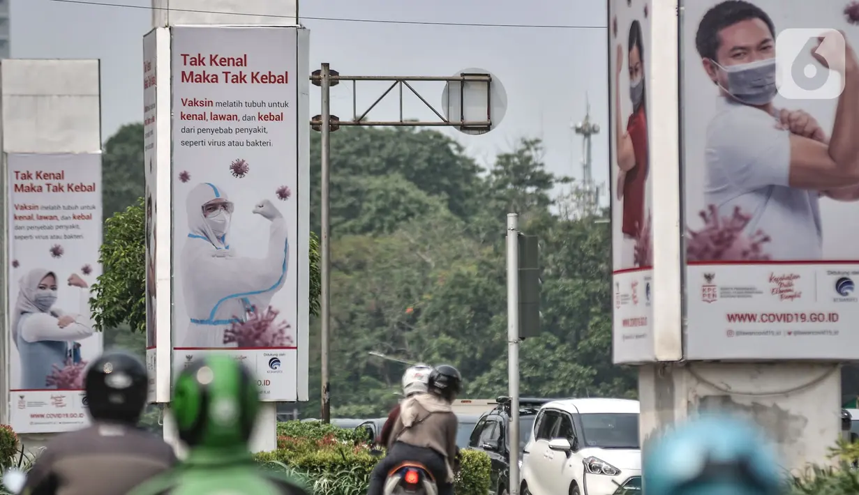 Kendaraan melintas di dekat papan reklame sosialisasi vaksin Covid-19 di tiang pancang proyek monorel, Senayan, Jakarta, Selasa (17/11/2020). Tiang pancang monorel yang terbengkalai selama 16 tahun itu dimanfaatkan oleh sebagai papan reklame sosialisasi vaksin Covid-19. (merdeka.com/Iqbal S Nugroho)