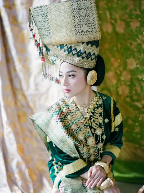 Resmi Menikah 4 Pakaian Adat Minangkabau Nikita Willy Curi Perhatian Fashion Fimela Com