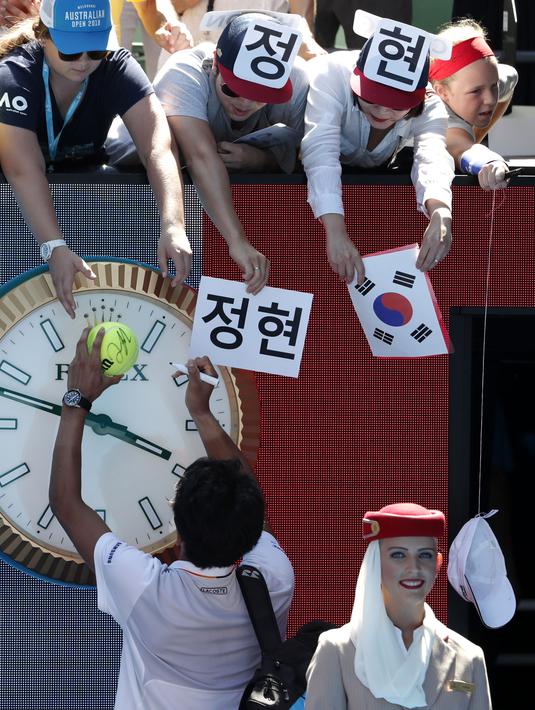 Chung Hyeon menjadi memcahkan rekor sebagai petenis termuda  yang mencapai semifinal di Grand Slam.Chung menang atas Tennys Sandgren 6-4, 7-6, 6-3. (AP/Vincent Thian)