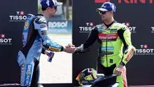Pemenang Tim Gresini Racing MotoGP, Alex Marquez (Kiri), berjabat tangan dengan Fabio Di Giannantonio dari Tim Pertamina Enduro VR46 Racing Team yang berada di posisi ketiga setelah Sprint Race di Grand Prix Moto GP Catalunya di Catalunya di Montmelo, dekat Barcelona, 16 Mei 2026.
(Lluis GENE/AFP)