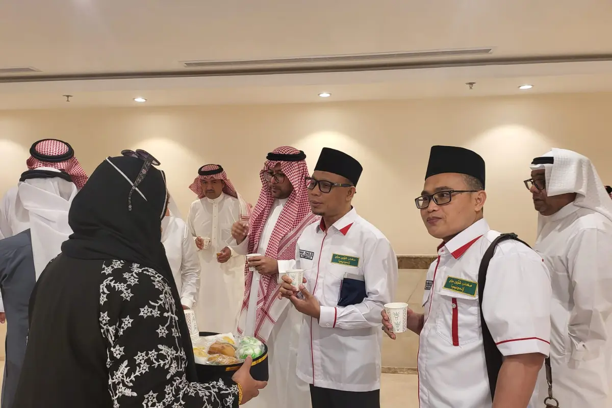 Petugas Penyelenggara Ibadah Haji (PPIH) Arab Saudi saat memantau kesiapan maktab dalam memberikan layanan kepada jemaah haji Indonesia di Kota Makkah.