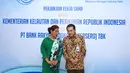 Menteri Kelautan dan Perikanan Susi Pudjiastuti berbincang dengan Dirut BRI Suprajarto usai penandatanganan kerja sama di Jakarta (25/5). Kerjasama tersebut untuk meningkatkan kesejahteraan hidup para nelayan. (Dokumentasi Internal BRI)