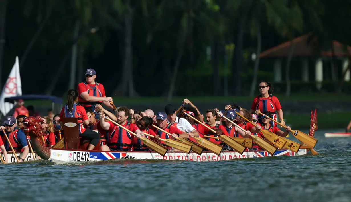 Ini bukan kali pertama Prince of Wales mengikuti perahu naga. Ia pernah menaiki perahu naga bersama Kate dalam sebuah tur di Kanada pada 2011. (AP Photo/Vincent Thian)