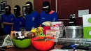 Para tersangka berhasil diamankan BNN beserta perlengkapan membuat kue coklat yang mengandung ganja, Jakarta, Senin (13/4/2015). BNN berhasil menangkap lima orang tersangka di kawasan Blok M. (Liputan6.com/ Yoppy Renato)