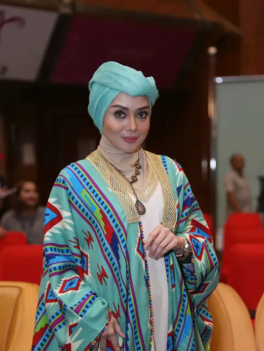 Saat ditemui di Gedung Sapta Pesona, Departemen Kebudayaan dan Pariwisata, Jakarta Pusat, Senin (25/1/2016), Terry Putri mengungkap jika pemilihan bahan itu penting dalam berhijab demi kenyamanan. (Nurwahyunan/Bintang.com)