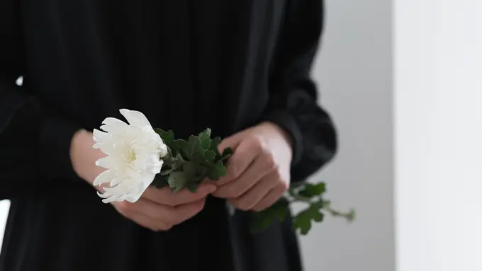 wanita april baju hitam