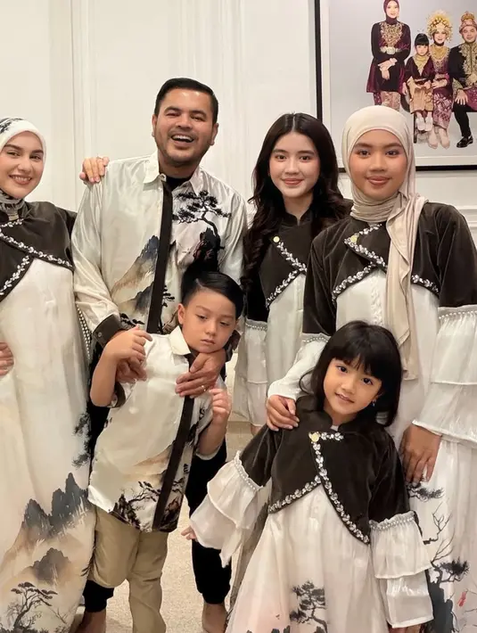Irish Bella tampil serasi dengan kompak bersama putri-putrinya mengenakan dress putih bergambar pemandangan dipadukan cape dihiasi beads. [@_irishbella_]