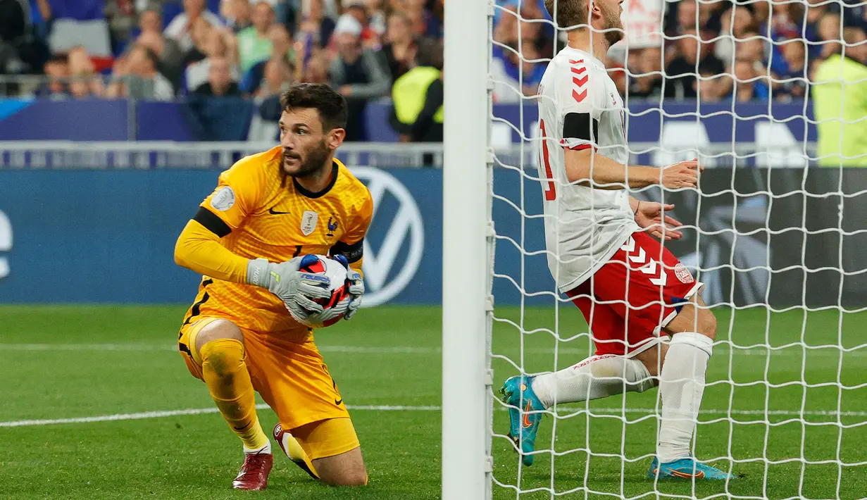 Hugo Lloris. Kiper Prancis berusia 35 tahun yang kini tengah menjalani musim ke-11 bersama Tottenham Hotspur ini menjadi pemain aktif dengan penampilan terbanyak bagi Tim Ayam Jago dengan mengoleksi 139 caps sejak melakukan debut pada 19 November 2008. Piala Dunia 2022 Qatar akan menjadi Piala Dunia keempatnya dan mungkin yang terakhir, setelah selalu tampil dalam 3 edisi sebelumnya, 2010 hingga 2018 dan telah tampil dalam 14 laga dengan torehan 7 kali clean sheet dan kebobolan 13 gol. (AFP/Geoffroy van der Hasselt)