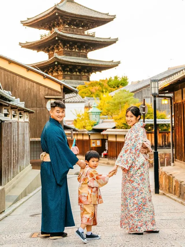 Kompak Pakai Kimono, Ini 7 Potret Liburan Chef Arnold dan Keluarga ke Jepang