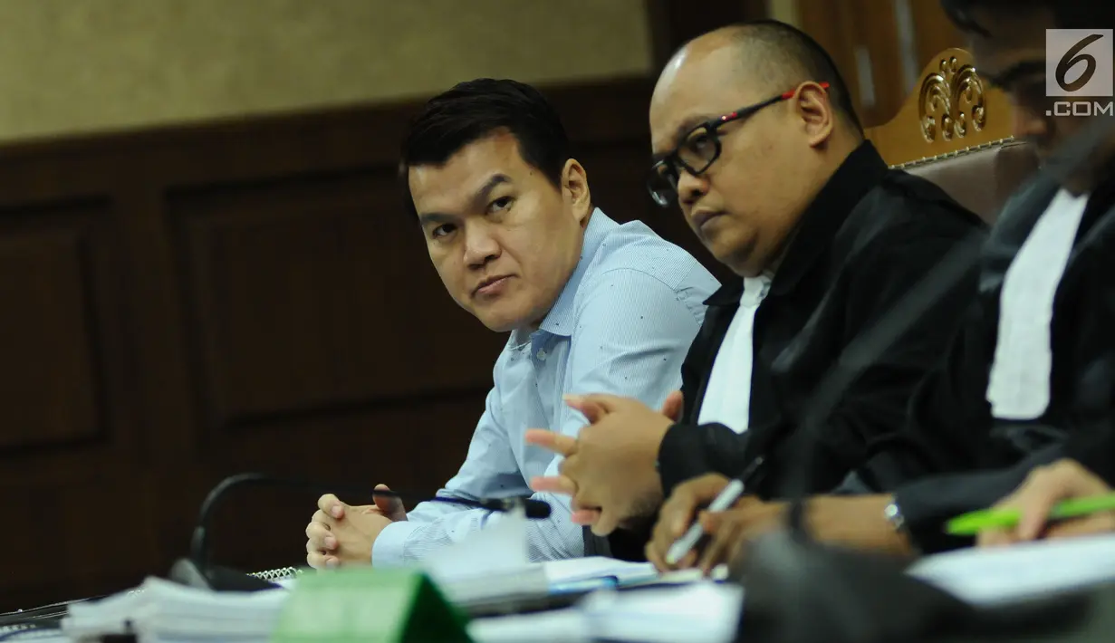 Terdakwa, Andi Agustinus alias Andi Narogong saat menjalani sidang lanjutan kasus dugaan korupsi proyek E-KTP di Pengadilan Tipikor, Jakarta, Senin (13/11). Sidang mendengar saksi diantaranya Anang Sugiana Sudiharjo. (Liputan6.com/Helmi Fithriansyah)