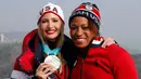 Ivanka Trump dan Lauren Gibbs berpose dengan medali perak selama kejuaraan Olimpiade Musim Dingin Pyeongchang 2018 di depan menara lompat ski di Pyeongchang (25/2). (AFP Photo/Pool/Eric Gaillard)