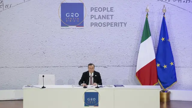Perdana Menteri Italia Mario Draghi dalam konferensi pers di pusat konferensi La Nuvola untuk KTT G20 di Roma, Minggu, 31 Oktober 2021 (AP Photo)