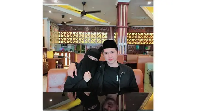 6 Potret Manis Kebersamaan Ustaz Dennis Lim dan Istri yang Bikin Iri Netizen