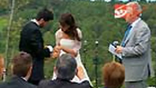 Desainer gaun pengantin bekerja sama dengan paket-paket pernikahan menggelar pameran pernikahan di Barcelona, Spanyol, untuk menghemat biaya pernikahan. 