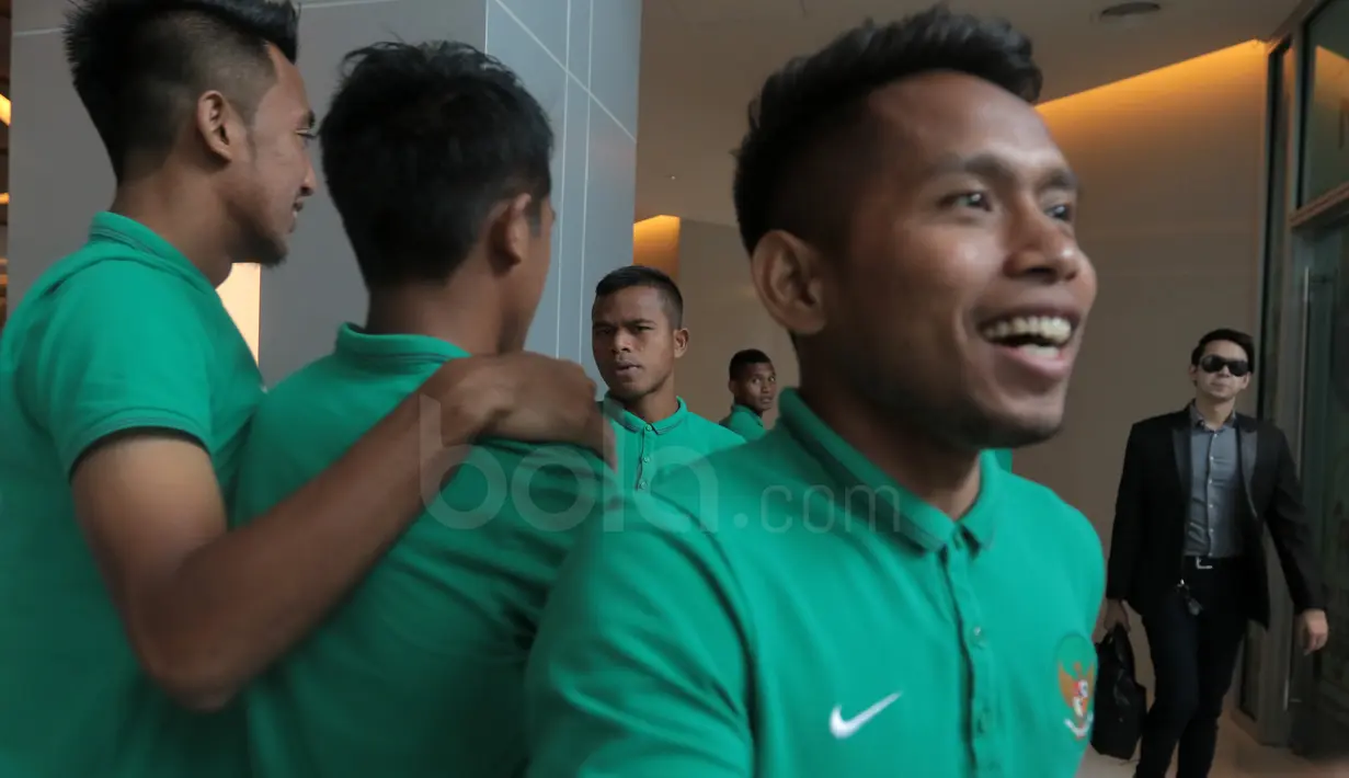 Para pemain Timnas Indonesia terlihat ceria usai  menikmati makan siang bersama para pemain Thailand di Hotel Novotel, Filipina, (18/11/2016). (Bola.com/Nicklas Hanoatubun)