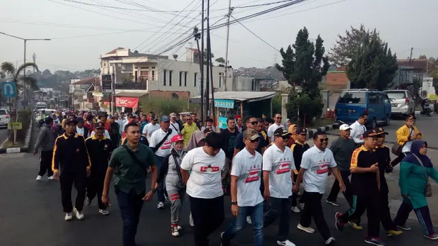 Puluhan ribu warga Garut, nampak menyemut memadati sejumlah jalan protokol dalam jaan santai memeriahkan puncak perayaan HUT Bhayangkara ke 73 di Garut