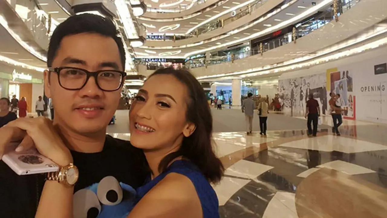 [Bintang] Dennis Adhiswara dan Fauzia Vina Soraya Nikah -1