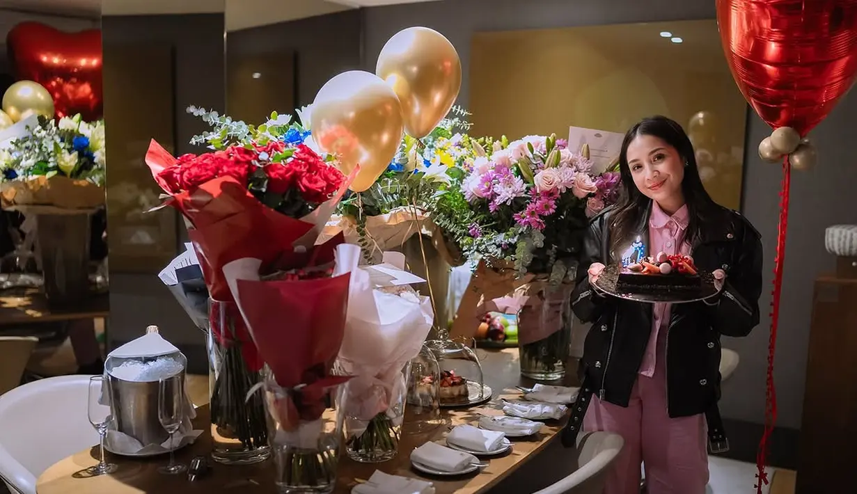 Nagita Slavina sekali lagi membuktikan bahwa gaya fashion-nya selalu on point, menjadikannya inspirasi bagi banyak penggemarnya yang ingin tampil stylish dalam balutan busana yang nyaman namun tetap fashionable. [@raffinagita1717].