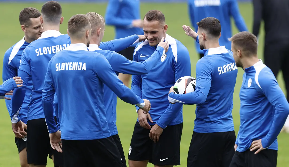 Slovenia saat ini mengantongi satu poin hasil imbang lawan Denmark. (KENZO TRIBOUILLARD / AFP)
