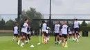 Para pemain Liverpool mengambil bagian dalam sesi latihan di tempat latihan Liverpool di Liverpool, Inggris barat laut, Selasa (6/9/2022). Liverpool tandang ke markas Napoli pada laga perdana Liga Champions Grup A di Stadion Diego Armando Maradona, Kamis, 8 September 2022 dini hari WIB. (Photo by Lindsey Parnaby / AFP)