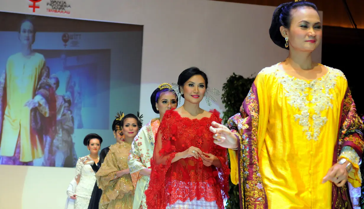 Sejumlah wanita cantik berjalan di atas catwalk menampilkan busana tradisional Indonesia oleh desainer muda yang bersinar Didiet Maulana, di Hotel Mulia Jakarta, (Liputan6.com/Faisal R Syam)