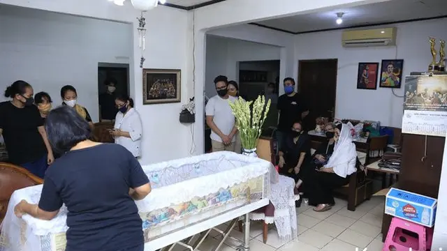 6 Potret Suasana Rumah Duka Benny Likumahuwa, Keluarga Tak Kuasa Menahan Tangis