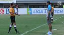 Wasit Bonyadifard Mooud (kiri) memberi peringatan pada pelatih Bhayangkara FC, Simon Mc Menemy saat melawan Sriwijaya FC dilanjutan Liga 1 Indonesia di Stadion Patriot Candrabhaga, Bekasi, Minggu (20/8). (Liputan6.com/Helmi Fithriansyah)