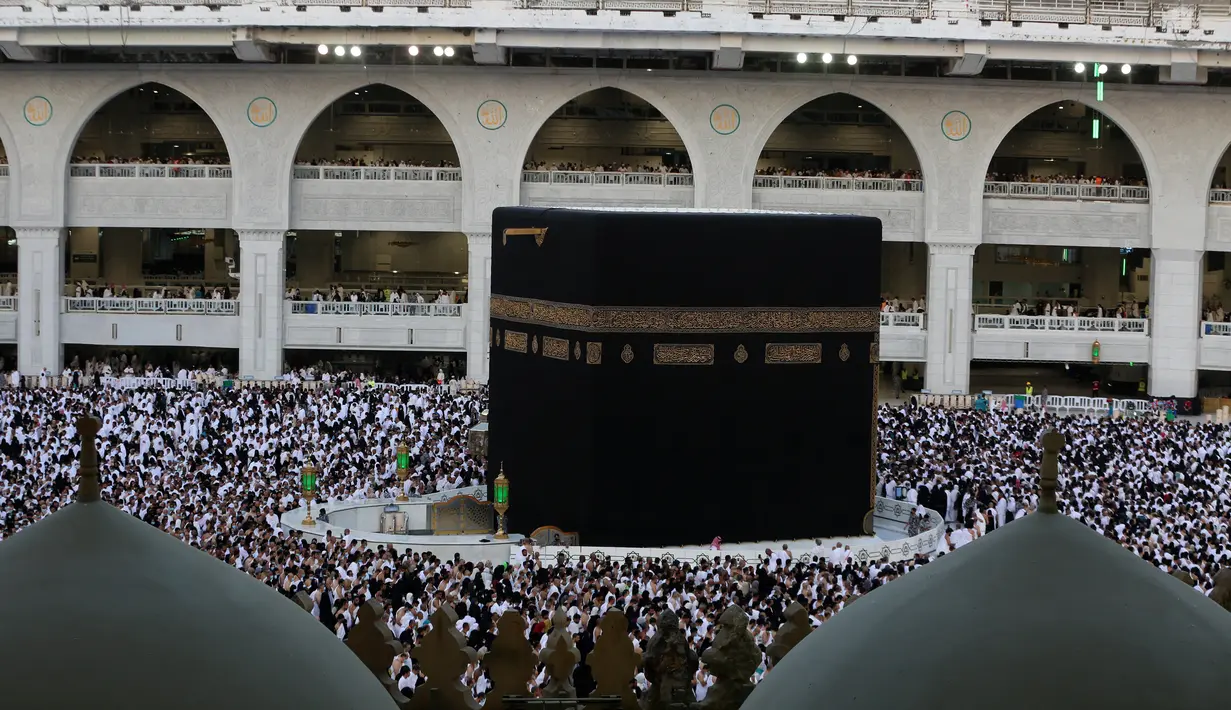 Umat Muslim berdoa selama bulan puasa Ramadhan di sekitar Ka'bah, tempat suci umat Islam, di kompleks Masjidil Haram di kota Saudi Mekah (9/4/2022). Arab Saudi mengatakan pada Sabtu (9/4) mengizinkan satu juta jemaah untuk melaksanakan ibadah haji 1443 H. (AFP/Abdel Ghani Bashir)