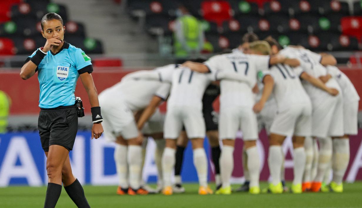 Memimpin pertandingan di Piala Dunia Wanita 2019 antara Inggris kontra Amerika Serikat adalah momen terbaik yang didapatkan Edina Alves Batista. (AFP/Karim Jaafar)