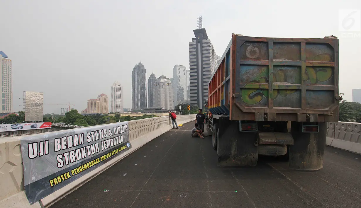Sebuah truk dipersiapkan saat uji beban statis dan dinamis Simpang Susun Semanggi, Jakarta, Kamis (13/7). Uji beban tersebut dilakukan guna menguji kelayakan Simpang Susun Semanggi sebelum diresmikan pada 17 Agustus mendatang. (Liputan6.com/Angga Yuniar)