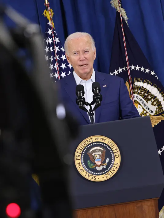 <p>Biden sedang menghadiri misa di Gereja Katolik St. Edmond di Pantai Rehoboth, Delaware, ketika penembakan pada kampanye Trump terjadi. (SAMUEL CORUM / AFP)</p>