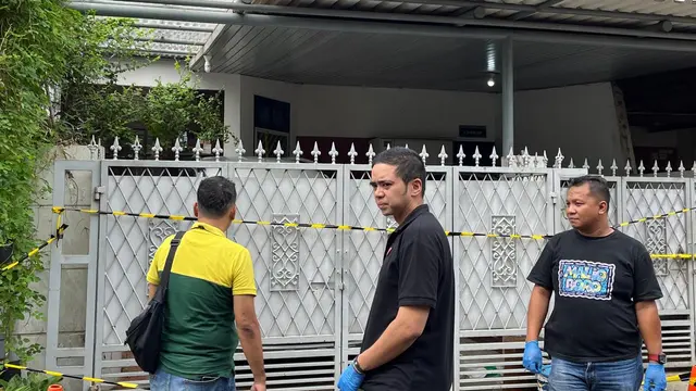 Penyidik Polres Metro Jakarta Selatan kembali melakukan olah tempat kejadian perkara (TKP) kasus pembunuhan ayah dan nenek di di Perumahan Taman Bona Indah, Lebak Bulus, Cilandak, Jakarta Selatan, Sabtu (30/11/2024). (Liputan6.com/Ady Anugrahadi)