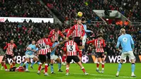 Bek Manchester City, Josko Gvardiol, menyundul bola melebar dalam pertandingan sepak bola Liga Inggris antara Sunderland dan Manchester City di Stadion of Light, Sunderland, wilayah timur laut Inggris, pada 1 Januari 2026. (ANDY BUCHANAN / AFP)
