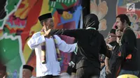 Warga menari saat Lebaran Betawi di Monas, Jakarta, Minggu (21/7/2019). Untuk pertama kalinya Lebaran Betawi digelar di Monas yang diisi oleh beragam seni dan budaya masyarakat Betawi dalam rangka memeriahkan HUT DKI Jakarta. (merdeka.com/Iqbal S. Nugroho)