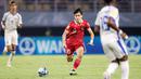 <p>Pemain Timnas Indonesia U-17, Amar Brkic berusaha mengejar bola saat menghadapi Timnas Panama U-17 pada laga kedua Grup A Piala Dunia U-17 2023 di Stadion Gelora Bung Tomo (GBT), Surabaya, Senin (13/11/2023). (Bola.com/Bagaskara Lazuardi)</p>