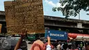 Sejumlah AMT (Awak Mobil Tangki) berteriak saat truk Pertamina yang beroperasi masih melintas, sementara mereka melakukan mogok kerja dan unjuk rasa di Depot Pertamina Plumpang, Jakarta, Selasa (1/11). (Liputan6.com/Faizal Fanani)